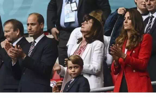7岁乔治小王子观战欧洲杯，首次穿西装打领带，唱国歌表情引热议播报文章